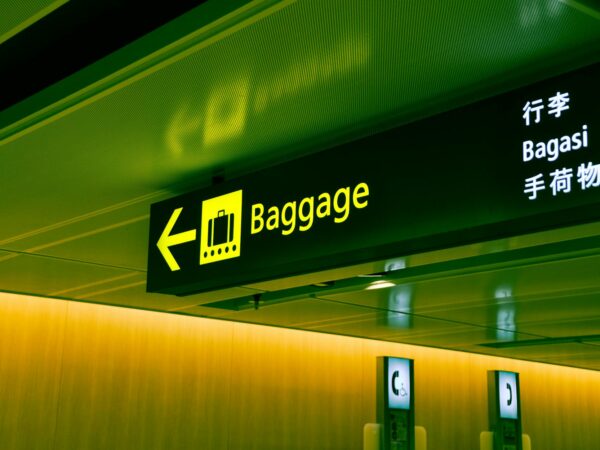 close up photo of baggage sign