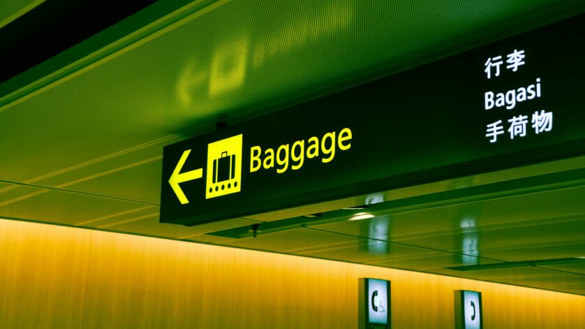 close up photo of baggage sign