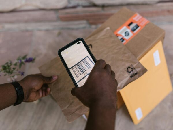 deliveryman scanning the barcode