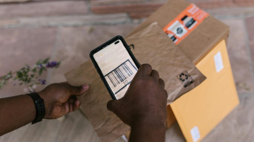 deliveryman scanning the barcode