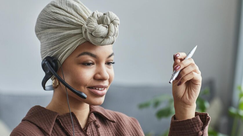 pretty woman working in call center